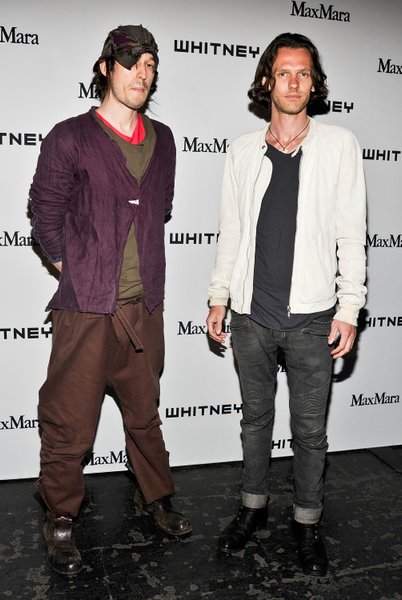 Хаанс Николас Мотт, брэд питт, дизайнер, брэд питт в юбке