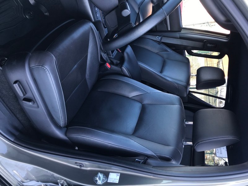 кресло водителя в пикапе Toyota Hilux, оснащение Toyota Hilux, интерьер Toyota Hilux, тест-драйв Toyota Hilux