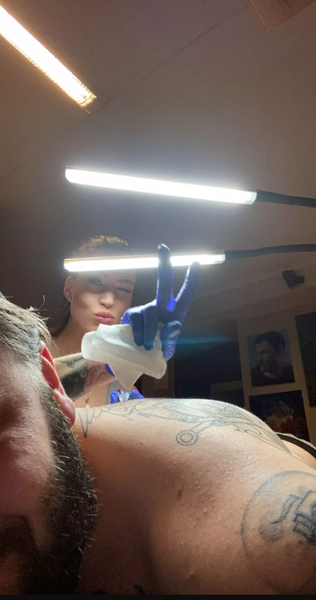 Незвичні татуювання на пальцях, наколка у формі лінійки, цікаві ідеї тату для чоловіків, фото