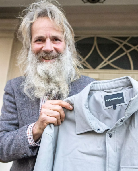 Бездомник получава скъпи подаръци Бездомник получава скъпи подаръци, луксозни подаръци, мъж живее на прага на имение, луксозно имение, бездомник, останал без дом