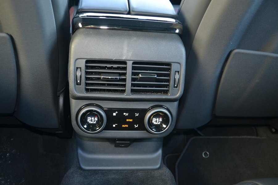 У задніх пасажирів є підігрівісвої налаштування клімату