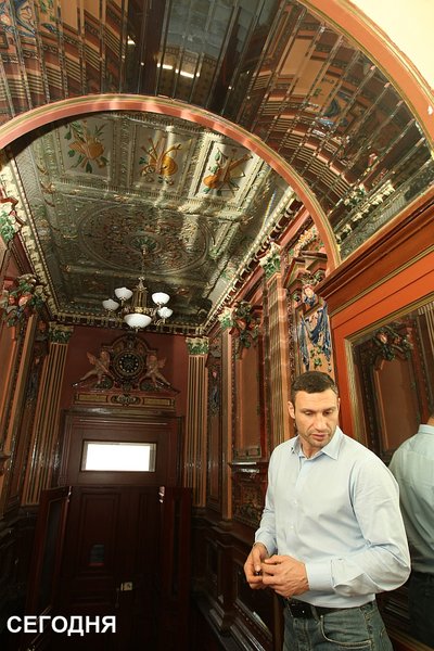 подъезд в доме кличко, где живет кличко