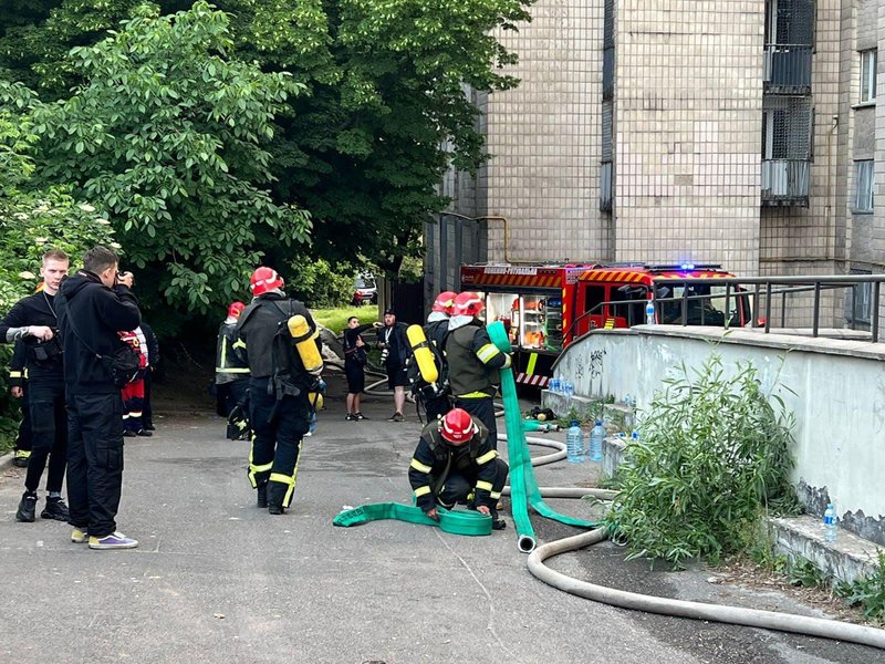 обстрел киева, ракетный обстрел киева 30 мая, последствия обстрела киева, разбитая машина в киеве