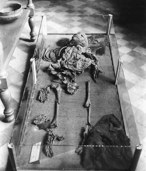 2000-річна дівчинка, мумія, останки, музейний експонат, загадка 2000-річної дівчини, дослідження, жертвопринесення