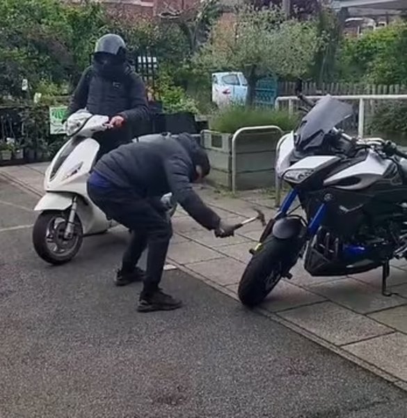 Две пенсионерки остановили грабителей, старушки кричали на грабителей, угон, ограбление, мотоцикл на парковке, спасли от угона