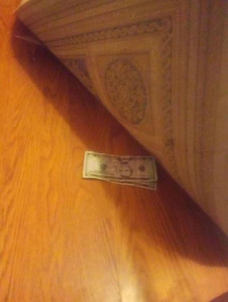 Прибиральниця розказала, як власники будинку перевіряють персонал на чесність, цікава історія, дивні випадки