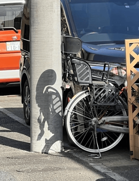 Люди заметили жуткую деталь на фото велосипеда, припаркованного рядом с авто