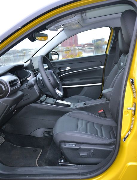 передние сиденья Jeep Avenger, Jeep Avenger, новый Jeep Avenger, кроссовер Jeep, Jeep Avenger