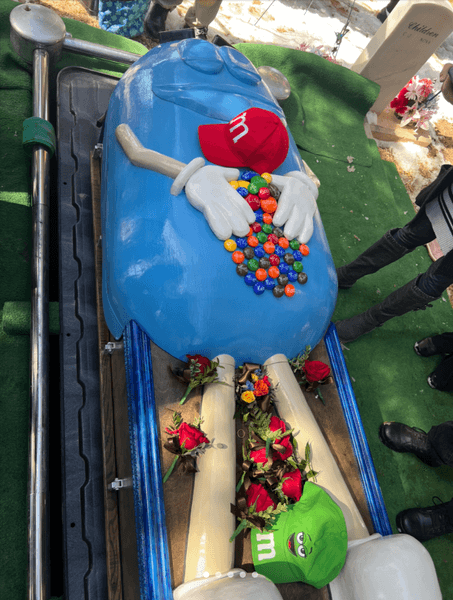 Гроб в виде конфеты, необычные похороны, "говорящие конфеты"