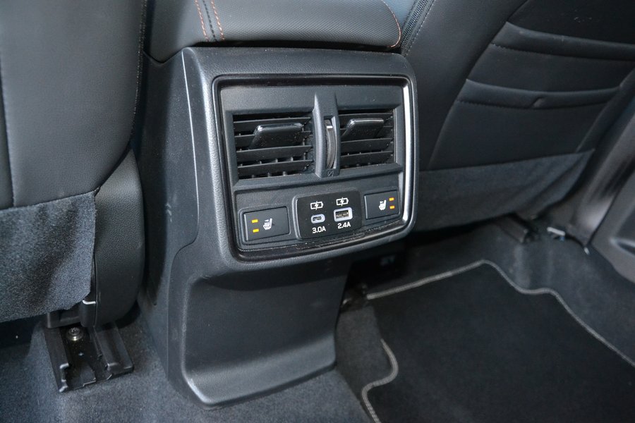 Для задних пассажиров есть дефлекторы обдува и подогрев для задних пассажиров