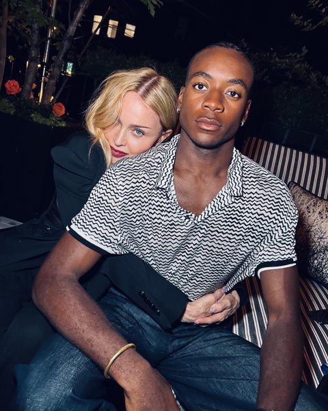 Мадонна із сином