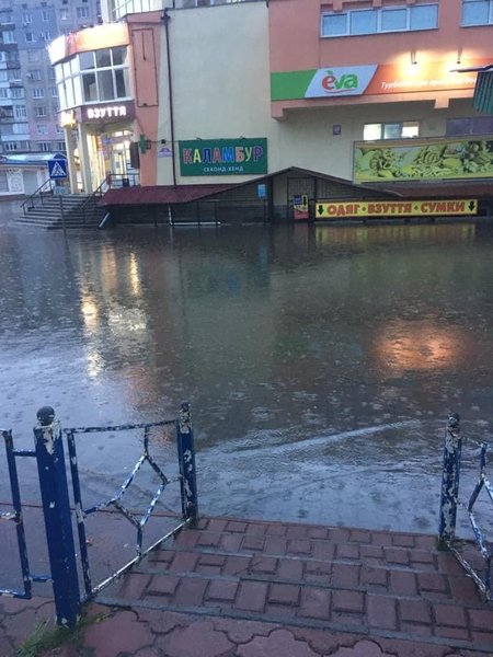 Вулиці Червонограда залило водою під час дощу