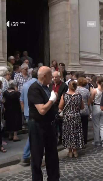 люди біля Гарнізонного храму Вбивство Ірини Фаріон, Львів, Гарнізонний храм, поховання, 22 липня, люди