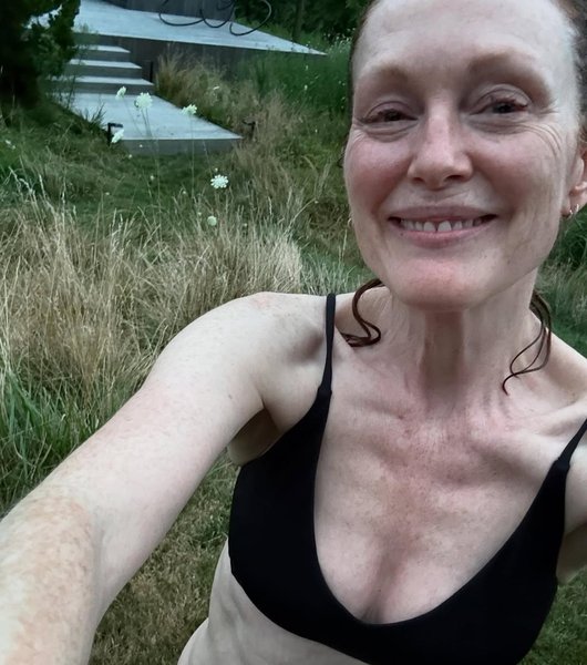 Джулианн Мур за естественную красоту