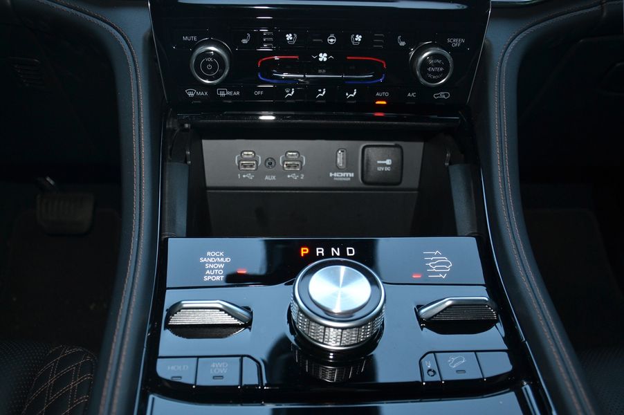 Вместо рычага КПП установлен круглый селектор