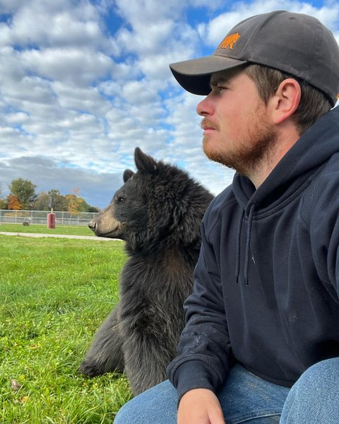 Пострадавший работник зоопарка, медведь, зоопарк медведь