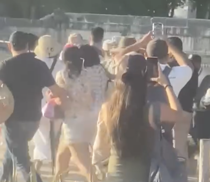 Турист изкачва пирамида в Мексико пирамида, Мексико, бит, турист, турист бит, турист избягал, бягство, нарушител, нарушение на правилата