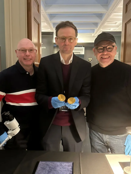 Золотая застежка, находка, уникальная вещь, охотник за сокровищами, артефакт, ценные вещи, фото, Великобритания