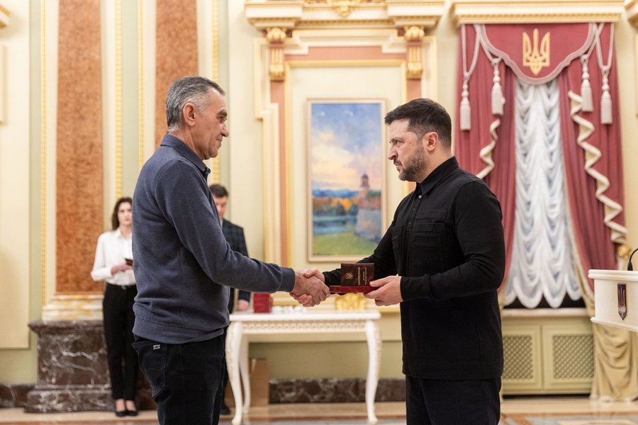 Зеленський відзначив 10 енергетиків ДТЕК за повернення світла після обстрілів