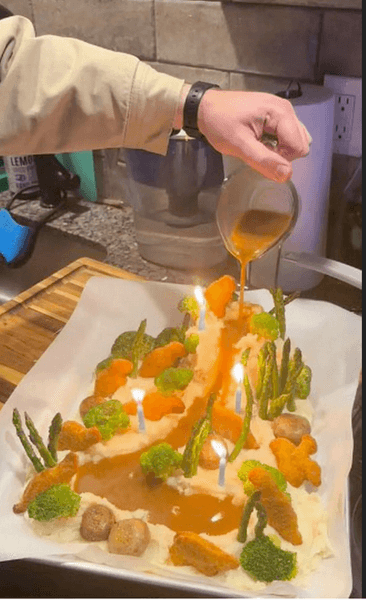 торт, свечи, кувшин