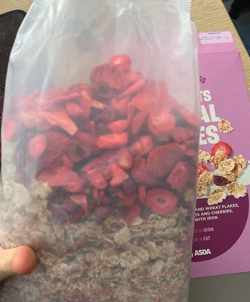 Знахідка у пакеті з пластівцями зі шматочками полуниці, сюрприз, цікаві знахідки