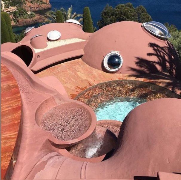 Bubble Palace, Пьер Карден, продажа