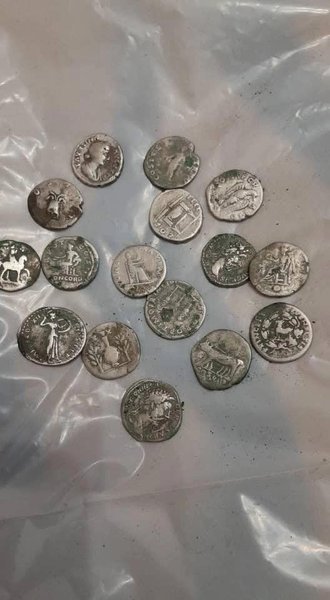 Чоловік з металошукачем знайшов у Румунії багато монет віком 2000 років, всі подробиці та фото неймовірної знахідки