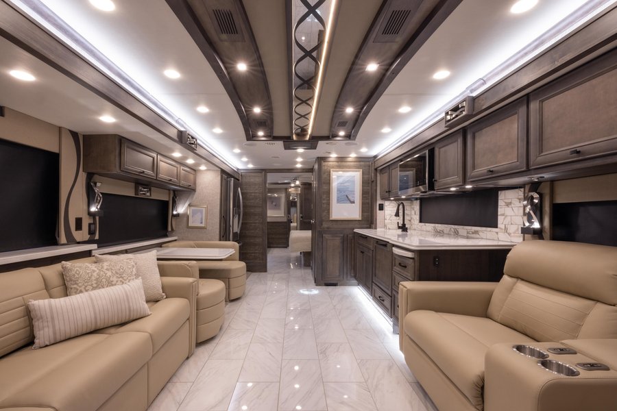 В салоне установлены раскладные кресла и диваны.