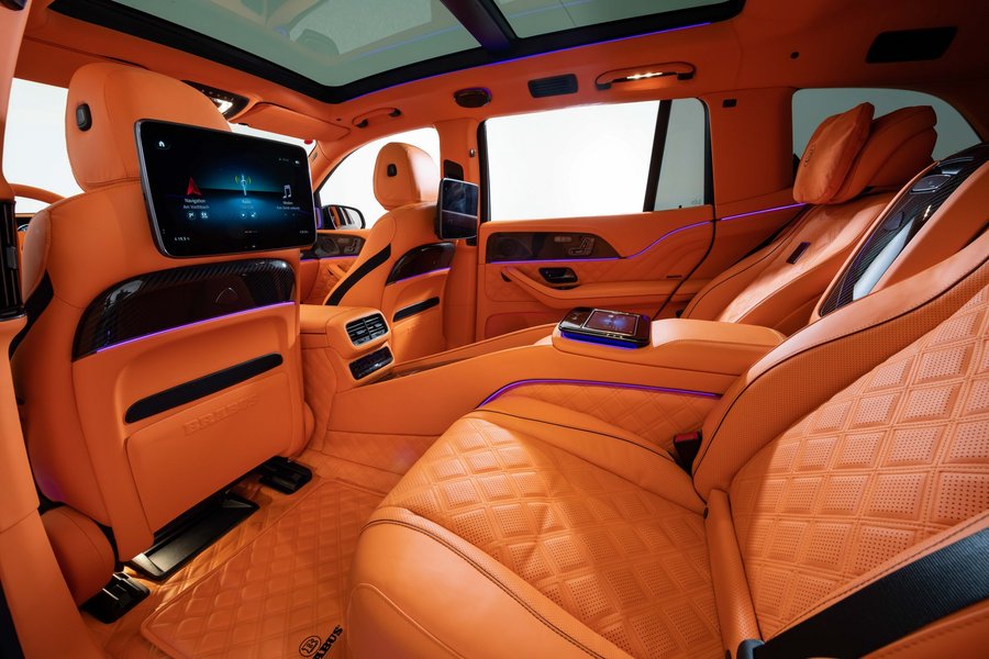 Ззаду встановлено два окремі крісла