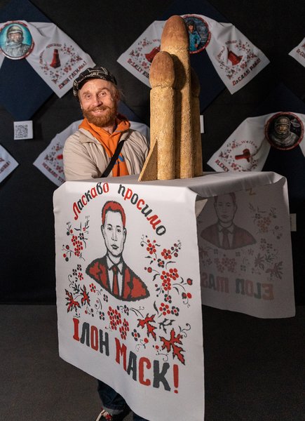 Художник Олег Харч встречает Илона Маска хлебом-солью