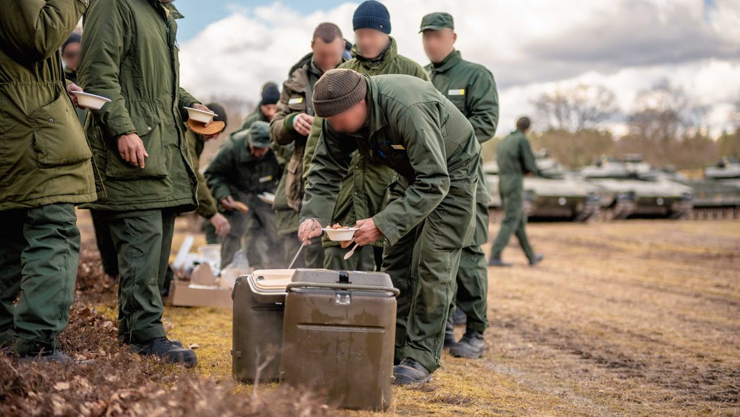 Украинских военных кормят борщом