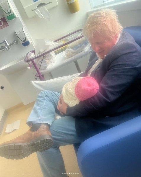 Жена Бориса Джонсона показала мужа с новорожденной дочерью на руках