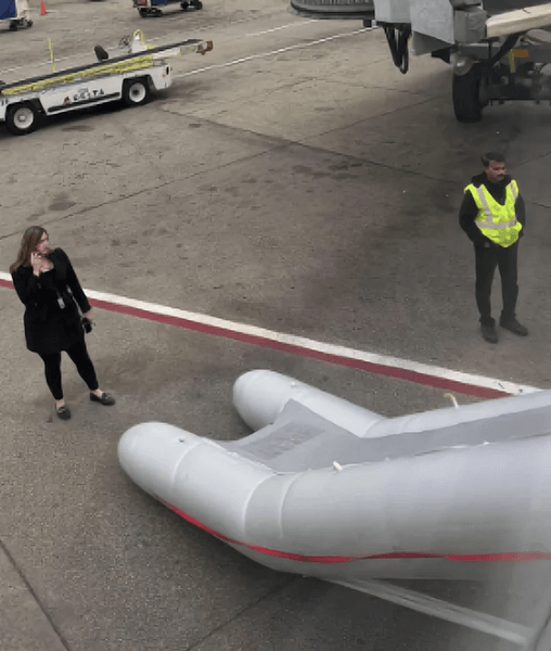 Аварійний надувний трап у літака Delta на злітній смузі