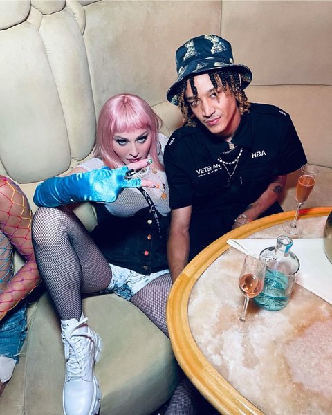 Мадонна, Ахламалик Уильямс