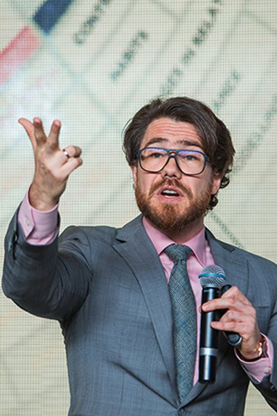 

Матеуш Гжесяк: "Представьте ситуацию: 30-летняя сотрудница приезжает, чтобы обучать 60-летнего руководителя. "Я научу вас управлять компанией", — говорит она. Что ответит руководитель? Скорее всего, он скажет: "Милочка, во-первых, судя по вашему возрасту, вы годитесь мне либо в дочки, либо в любовницы"
