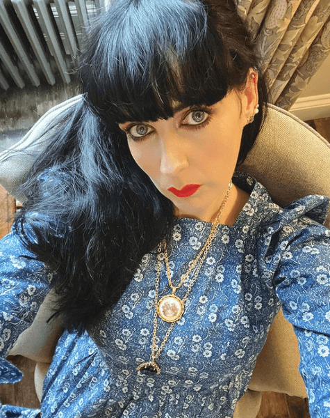 Певица, Brocarde, британка, рокерша, селфи