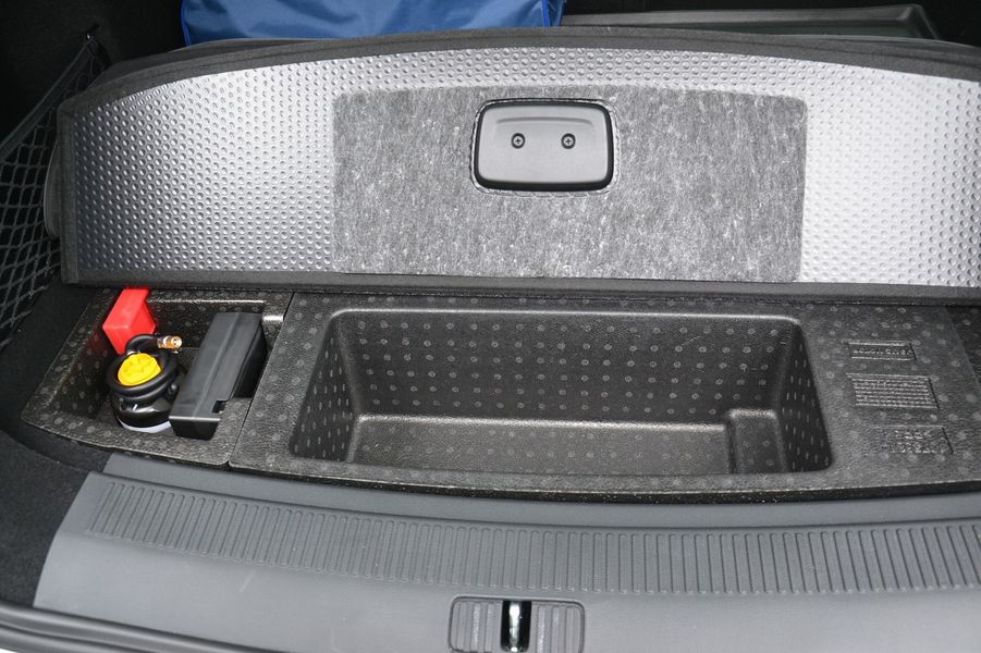Під підлогою багажника передбачена невелика ніша