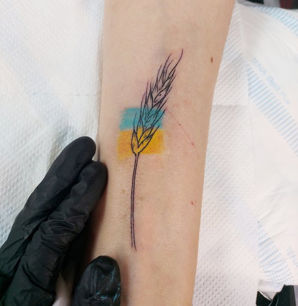 ескіз татуювання, тату байрактара, роботи Дар'я Кріж, татуювання україна, патріотичні тату