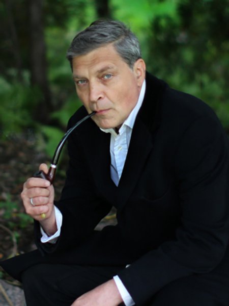 

Александр Невзоров: "Российский телезритель постоянно требует, чтобы ему показывали сериалы по телевизору, где ездят его танки и бравые десантники орут с брони "Крымнаш". Он любит смотреть, как бомбят сирийский песок или какие-нибудь медицинские учреждения в Сирии, и это необъяснимая позорная ситуация"
