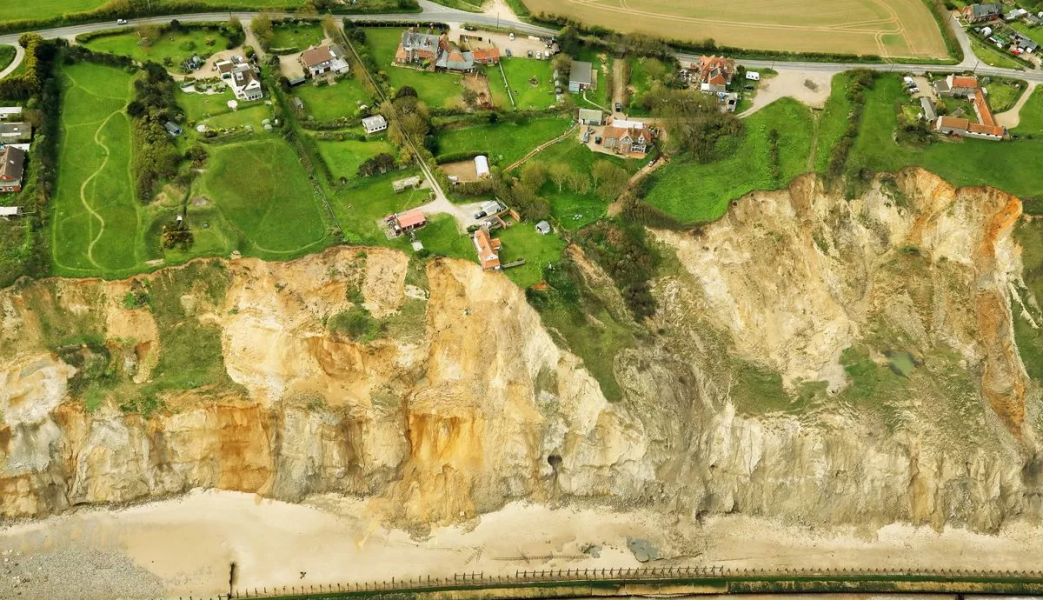В Англії будинок звисає з краю обриву Будинок звисає з краю обриву, будинок, житло, старий будинок, будинок 18 століття, будинок над урвищем, зсув ґрунту, берегова ерозія, знесуть будинок