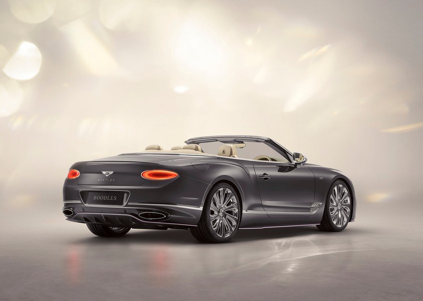 Кабриолет получил 22-дюймовые колеса