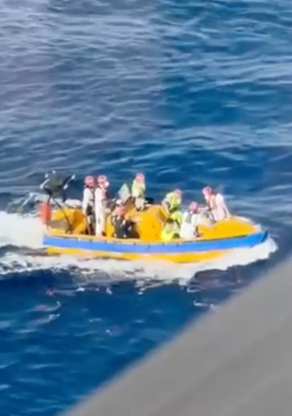 Найбільший у світі круїзний лайнер, порятунок людей, загублені в морі туристи, Royal Caribbean, пригоди під час подорожей, туризм