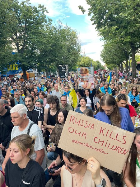 Обстрел Охматдета, митинг, протест, РФ, украинцы, плакаты, Берлин