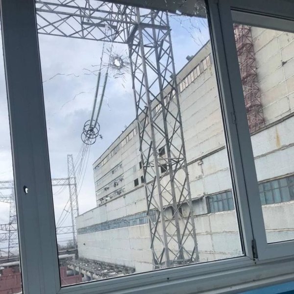 Запорожская АЭС Оккупанты обстреляли станцию, штурмуя ее, при этом они уверены, что ВСУ не будет поступать так же