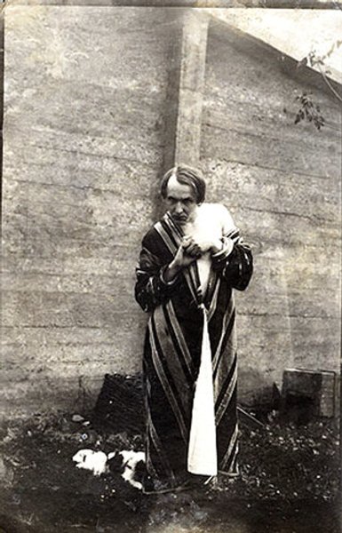 А.Н. Вертинський позує в образі Достоєвського.