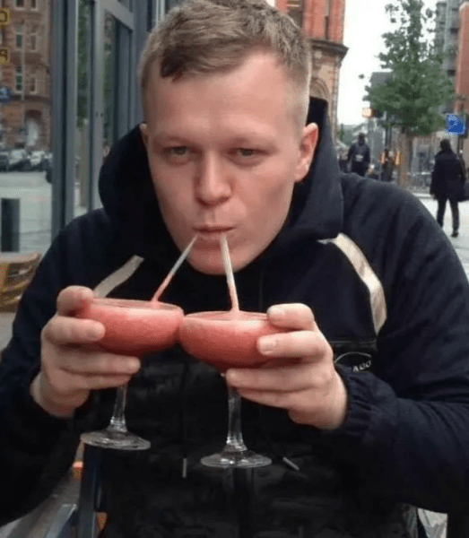 Шахрай, злочинець, вкрав кредитну картку Шахрай, злочинець, вкрав кредитну картку, виграш у лотерею, гроші, приз, вечірка, не змогли відкрити банківський рахунок