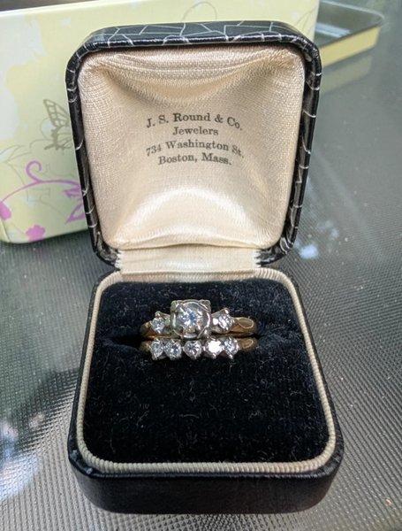 Винтажное золотое кольцо с бриллиантами в оригинальной ювелирной коробочке