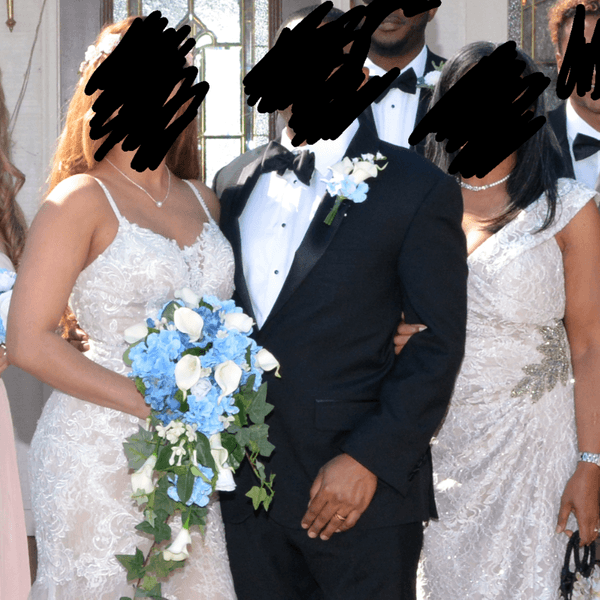 Невеста и свекровь в белых платьях