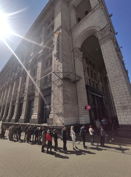 укрпочта, очередь за маркой, отделение укрпочты в киеве, здание укрпошта