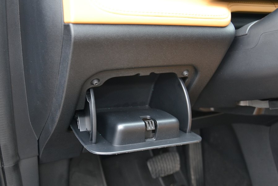 Небольшое отделение расположено слева от руля